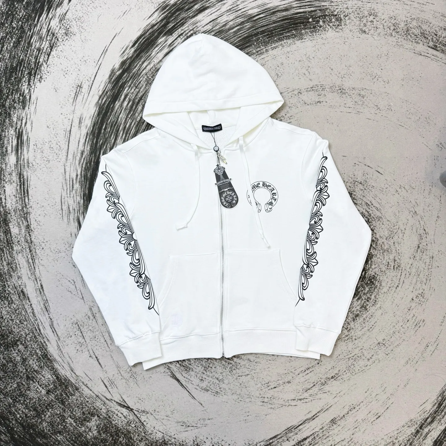 P290 (newly added in white) Chrome Hearts Miami Limited Horseshoe Hooded Jacket, the same style as ChromeHearts counters. Made of 430g double-ply double yarn pure cotton terry fabric. The original custom hardware zippers are restored in place. The handle is very textured. It is three-dimensional and atmospheric. It is easy to wear in autumn. It is simple and elegant. It adopts the os version. The upper body effect is very good. Suitable for all body types. Soft and comfortable. CH letter offset printing on the front ➕ Horseshoe Sanskrit offset printing on the back. Small mark on the hem. Machine washable, no fading, no deformation, complete accessories, original mold opening, perfect restoration of zp 2:1, same style for men and women, versatile, no choice, size s m l xl color black white